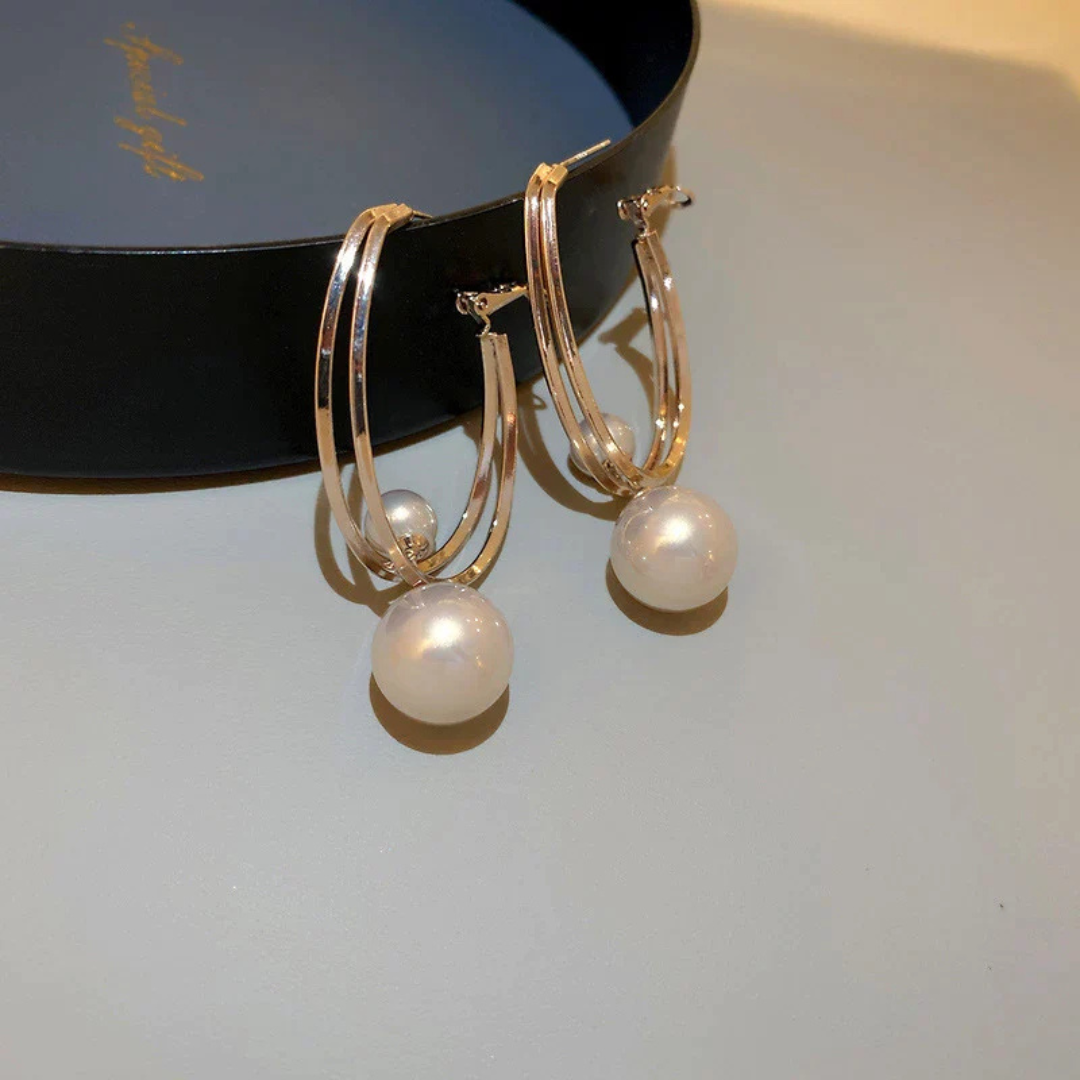 Vintage Charming Pearl Earrings in Gold