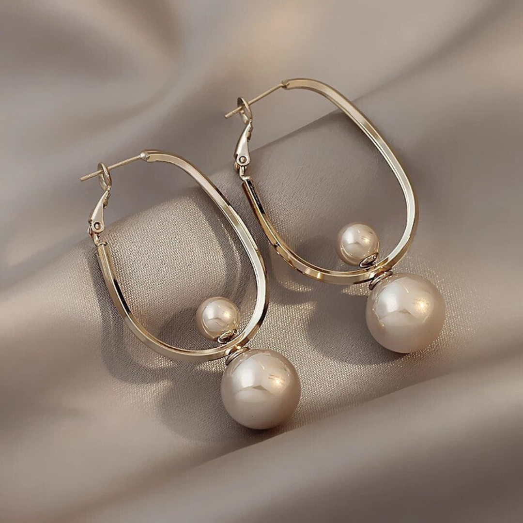 Vintage Charming Pearl Earrings in Gold