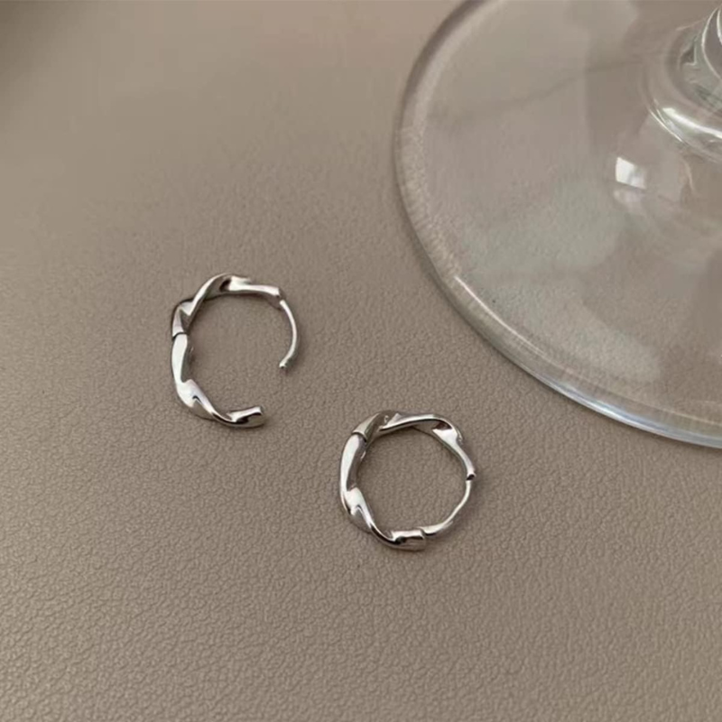 Twisted Hoop Earrings in 18k Gold Plated